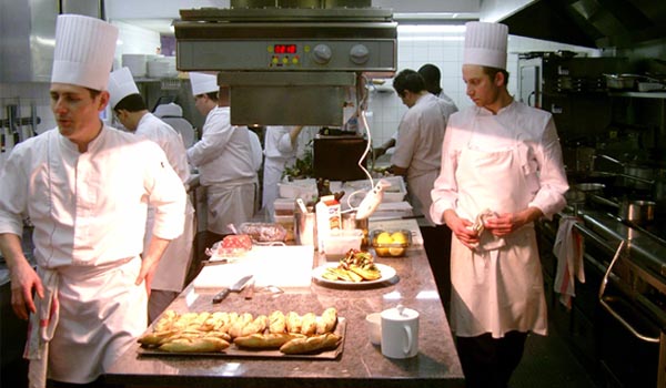 <b>FAUCHON</b> - 30, place de La Madeleine - Paris VIIIe<br/><br/>Plan de travail granit sur meuble central réfrigéré ACTIF.<br/>Etagères et salamandres suspendues.