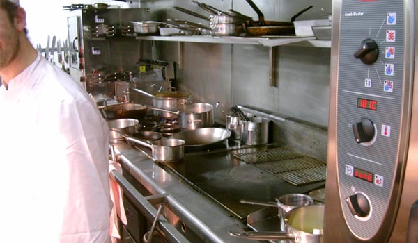 <b>FAUCHON</b> - 30, place de La Madeleine - Paris VIIIe<br/><br/>Ligne de cuisson gaz et électrique de marque SOGET.<br/>Tableau de commandes d'un four mixte FRIMA en premier plan.