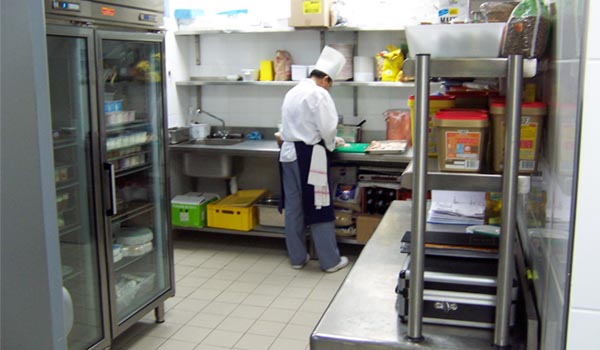 <b>LE MEURICE</b> - 228, rue de Rivoli - Paris Ier<br/><br/>Zone de préparation : tables inox avec bac et étagères fixes ou réglables.<br/>Armoires réfrigérées vitrées de marque INFRICO.