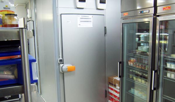 <b>LE MEURICE</b> - 228, rue de Rivoli - Paris Ier<br/><br/>Chambre Froide positive +2°C/+6°C et une négative -18°C/-25°C.<br/>Les panneaux crochetables ont un revêtement extérieur thermolaqué de couleur.