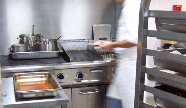 <b>LE MEURICE</b> - 228, rue de Rivoli - Paris Ier<br/><br/>Ligne de cuisson gaz et électriques de marque SOGET sur placards fermés.<br/>Ligne complète avec double plancha lisse/rainurée, friteuse, bain-marie, PCF et feux vifs.