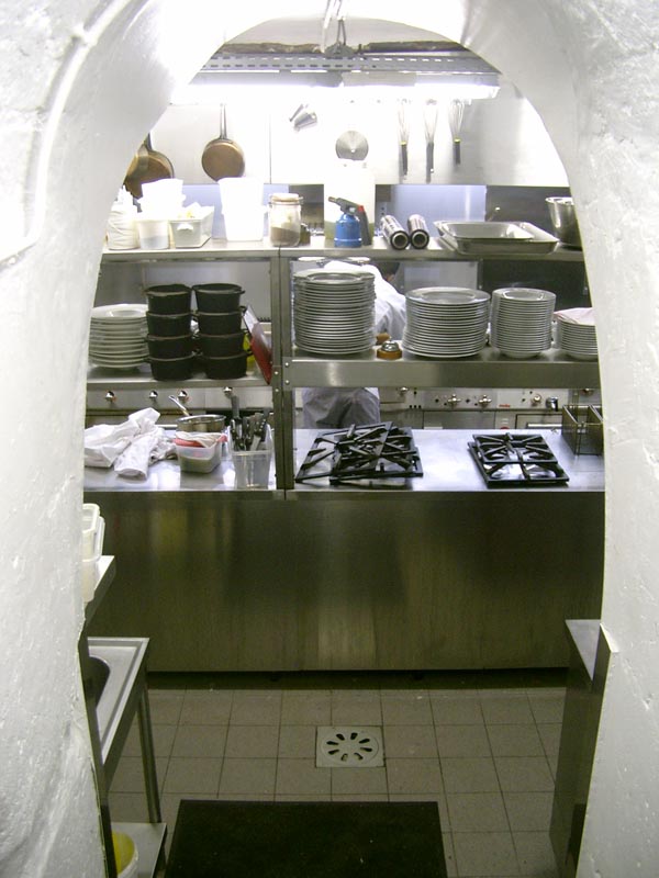 <b>CHEZ JULIEN</b> - 1, rue du Pont Louis-Philippe - Paris IVe<br/><br/>Zone d'Envoi : passe central à 3 niveaux dont un avec lampes infrarouges.<br/>Le passe est fixé sur meubles réfrigérés démontables ACTIF.