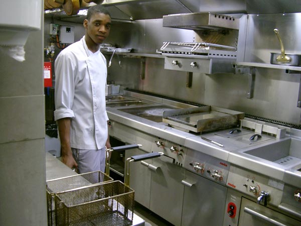 <b>CHEZ JULIEN</b> - 1, rue du Pont Louis-Philippe - Paris IVe<br/><br/>Ligne de cuisson gaz et électrique de marque MORICE, matériels reconditionnés par nos soins.<br/>Cuiseur à pâtes, PCF, plancha chrome, friteuse, bain-marie et feux vifs