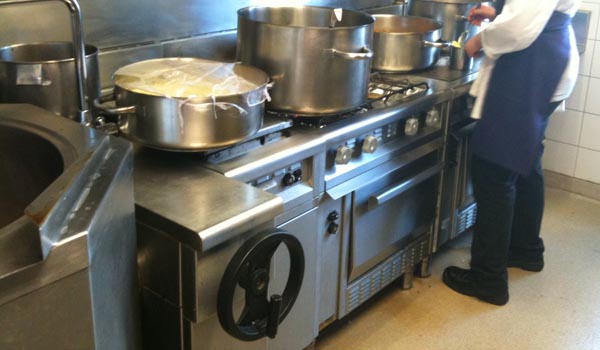 <b>LA TOUR D'ARGENT</b> - 15, quai de la Tournelle - Paris Ve<br/><br/>Ligne de cuisson au 5e étage : ensemble de marque COMETTO.<br/>Marmite basculante, cuisson gaz PCF et feux vifs avec deux fours en soubassement.