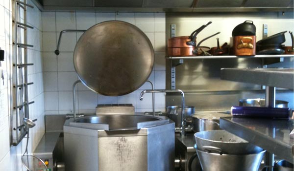 <b>LA TOUR D'ARGENT</b> - 15, quai de la Tournelle - Paris Ve<br/><br/>Ligne de cuisson au 5e étage : ensemble de marque COMETTO.<br/>Marmite basculante, cuisson gaz PCF et feux vifs avec deux fours en soubassement.