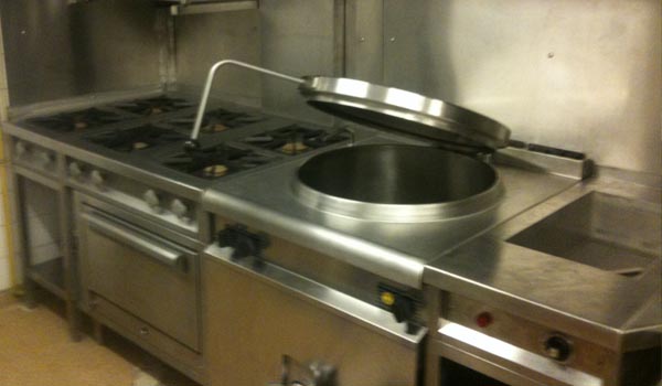 <b>CRABE MARTEAU</b> - 16, rue des Acacias - Paris XVIIe<br/><br/>Puissante ligne de cuisson de marque COMETTO - matériels déclassés révisés par nos soins.<br/>6 feux vifs sur four gaz, marmite pour les crabes et bain-marie.