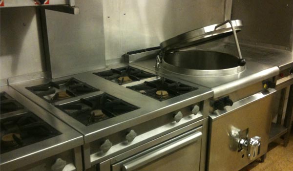 <b>CRABE MARTEAU</b> - 16, rue des Acacias - Paris XVIIe<br/><br/>Puissante ligne de cuisson de marque COMETTO - matériels déclassés révisés par nos soins.<br/>6 feux vifs sur four gaz, marmite pour les crabes et bain-marie.