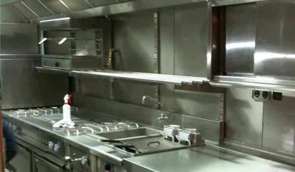 <b>RÔTISSERIE DU BEAUJOLAIS</b> - 19, quai de la Tournelle - Paris Ve<br/><br/>A la demande de La Compagnie de La Tour d'Argent, nous avons installé cette ligne de cuisson.<br/>Four FRIMA et cuisson composée de fourneau gaz sur four, bain-marie et friteuse COMETTO.