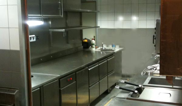 <b>RÔTISSERIE DU BEAUJOLAIS</b> - 19, quai de la Tournelle - Paris Ve<br/><br/>Zone de préparation tout inox avec groupe froid à distance.<br/>Un châssis tubulaire habillé d'inox sert de séparation entre le Propre et le Sale.