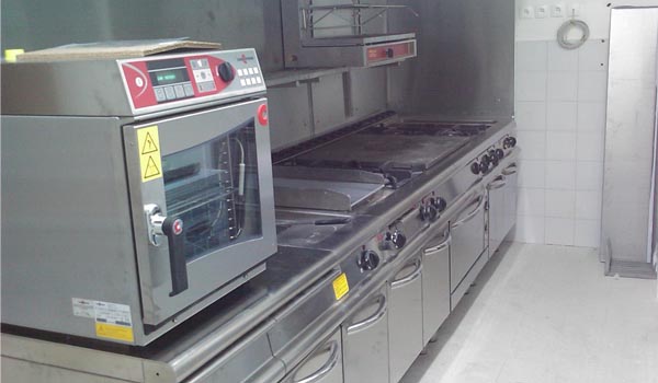 <b>ATELIER MAZARINE</b> - 43, rue Mazarine - Paris VIe<br/><br/>En sous-sol, ligne de cuisson BARON sur placards fermés.<br/>Four mixte électrique compact de marque CONVOTHERM, en premier plan.