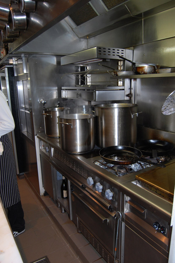 <b>FL RESTAURANT</b> - 1 bis, rue Augereau - Paris VIIe<br/><br/>La ligne de cuisson gaz de marque COMETTO, avec plancha en premier plan.<br/>Elle a un revêtement titane, très caractéristique, plus résistant à haute température que le chrome.