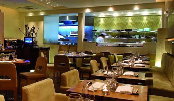 <b>ORIENT EXTREME MONTAIGNE</b> - 21, rue Bayard - Paris VIIIe<br/><br/>Restaurant japonais avec cuisine ouverte et sushibar.<br/>Préparation chaude coté gauche et préparation froide côté droit.