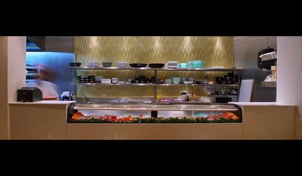 <b>ORIENT EXTREME MONTAIGNE</b> - 21, rue Bayard - Paris VIIIe<br/><br/>Restaurant japonais avec cuisine ouverte et sushibar.<br/>Préparation chaude coté gauche et préparation froide côté droit.