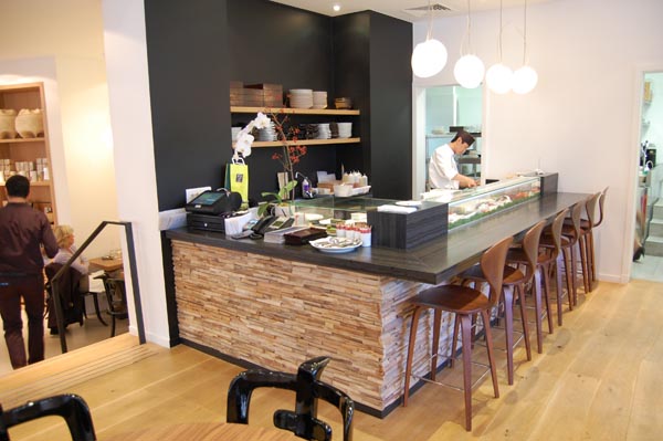 <b>YOKO</b> (Compagnie Française de l'Orient et de la Chine) - 170, bd Haussmann - Paris VIIIe<br/><br/>Restaurant japonais, avec sushibar en marbre.<br/>Vitrines à sushi sur mesure, soubassements réfrigérés et point caisse.