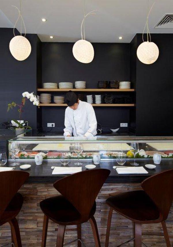 <b>YOKO</b> (Compagnie Française de l'Orient et de la Chine) - 170, bd Haussmann - Paris VIIIe<br/><br/>2e collaboration avec Sarah Lavoine (nous avions travaillé sur l'Orient Extrême Montaigne).<br/>Design du sushibar sobre et élégant, tranchant avec le magasin baigné de lumière.