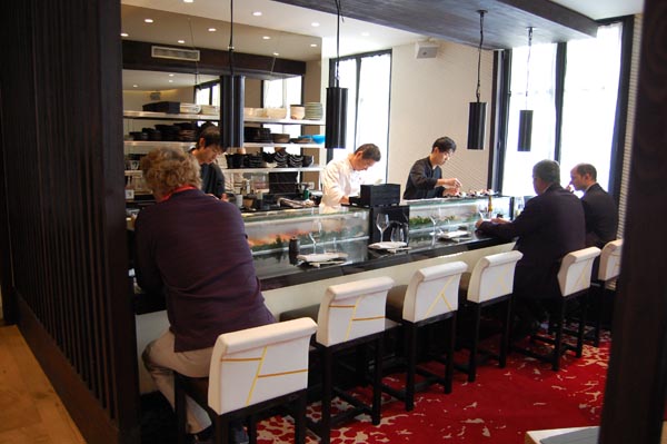 <b>KINUGAWA</b> - 9, rue du Mont Thabor - Paris Ier<br/><br/>Sushibar designé par Gilles & Boissier.<br/>Deux vitrines à sushi verre et granit sur châssis inox et soubassement réfrigéré.