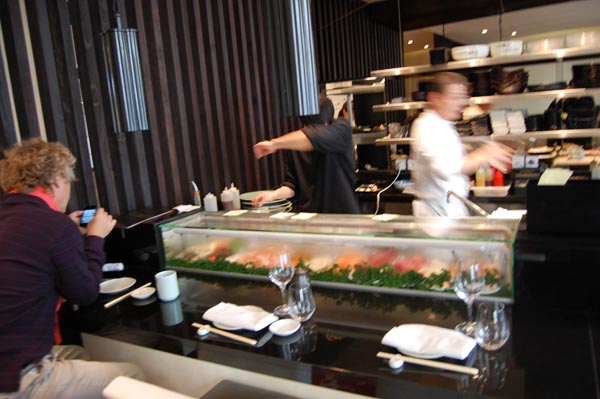 <b>KINUGAWA</b> - 9, rue du Mont Thabor - Paris Ier<br/><br/>Sushibar designé par Gilles & Boissier.<br/>Deux vitrines à sushi verre et granit sur châssis inox et soubassement réfrigéré.
