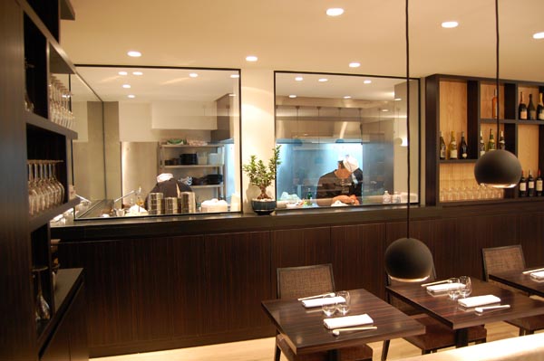 <b>TAOKAN</b> - 8, rue du Sabot - Paris VIe<br/><br/>De ce côté, le mange-debout laisse la place à des rangements sous le granit.<br/>De son poste, le chef Tien-Dat contrôle la salle et vérifie que tout se déroule bien.