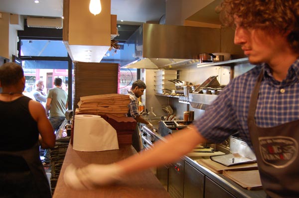 <b>BIG FERNAND</b> - 55, rue du Faubourg Poissonnère - Paris XVIIe<br/><br/>L'espace en cuisine est compté dans cette cuisine toute en longueur.<br/>Jusqu'à huit personnes travaillent en même temps en préparation.