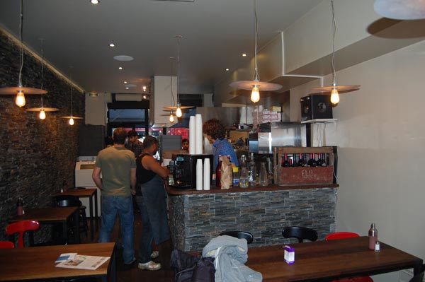 <b>BIG FERNAND</b> - 55, rue du Faubourg Poissonnère - Paris XVIIe<br/><br/>L'ensemble de la préparation et de l'envoi tienne sur 1m50 de large.<br/>Le concept favorise la VAE tout en conservant quelques tables sur place.